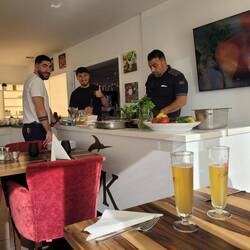 Murat der Show-Koch und sein Helfer und unser Kellner