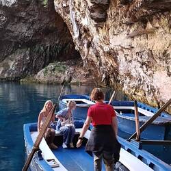 gemeinsam besuchen wir am nächsten Tag in der Früh den Melissani-Höhlensee
