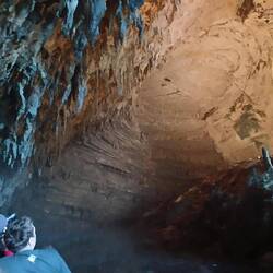 Stalaktiten wachsen runter, Stalagmiten hinauf. Ca 1 cm pro 100 Jahre. Wenn die bis 3,5m lang sind..