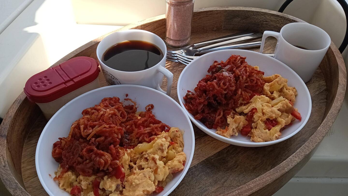 Deftiger Bordbrunch: Zwiebel-Eierspeis und Conjaknudeln álá getr.Tomaten&Sardellen&Oliven& uvm 😋