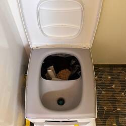 Trenntoilette: Dicks und Dünnes getrennt + Spänne = kein Geruch