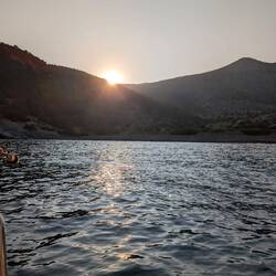 Sonnenuntergang hinter den Bergen