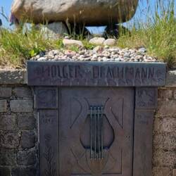 Holger Drachmann, dänischer Maler, Jornalist und Dichter, liegt hier begraben.