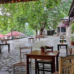 Schöner Regenüberbrückungsplatz