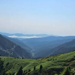 Am Horizont sieht man den Stausee