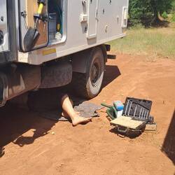 Die Handbremse muss festgezogen werden