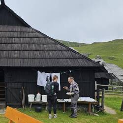 Nati kauft Käse beim Hirte