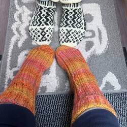 Ein paar warme Socken "gängelet"von einem älteren Fraueli 🫶🏻