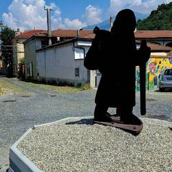 Een rotonde vol aandacht voor de pelgrims.