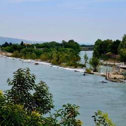 Getrokken midden in de stad. Rechts het kayakparcours.