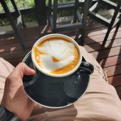 In einem Café trinke ich roten Cappuccino