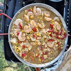 Hier wird die Paella auf den Weg gebracht