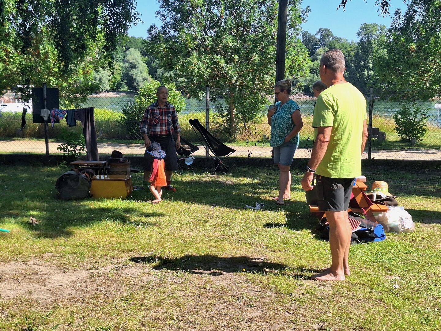 Die junge Familie hat das Tipi abgebaut, es geht wieder nach Hause