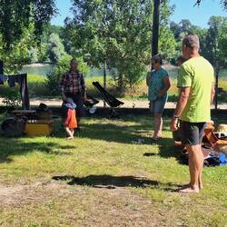 Die junge Familie hat das Tipi abgebaut, es geht wieder nach Hause