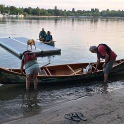 Silvia und Jörg steigen mit Beppo in den tollen Canadier