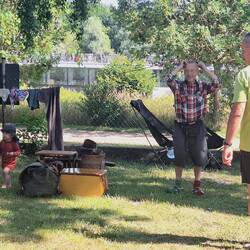Enno wird den Platz okkupieren, hier gibt es wenigstens ein bisschen Schatten