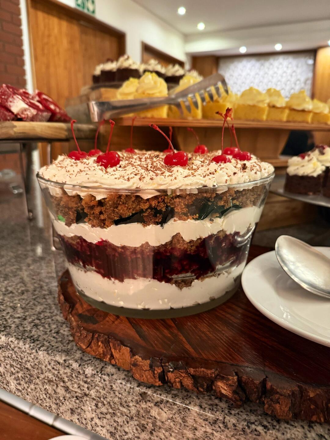 Innovation in der globalen Schwarzwälder Fan Gemeinde. Schwarzwälder Kirsch im eleganten Glasgefäß.