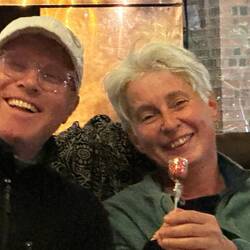 Des Sigfrids getreue "Brunhilde" wird ob der selbstlosen Geste ihres Sigis mit Erdbeerlolli geehrt.