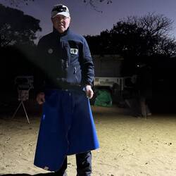 Der Protagonist mit seiner neuesten Abendgarderobe. Wickelrock in blau! Schön? Auf jeden Fall warm.