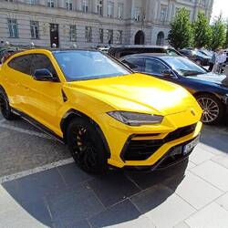 Lamborghini vor dem Luxushotel