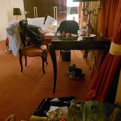 Wie man in 3 Minuten in ein riesiges Hotelzimmer komplettes Chaos schafft! 🤣🤣🤣