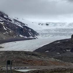 Columbia Icefields ... die andere Seite ... mit Bus-Shuttel links auf dem Gletscher ...