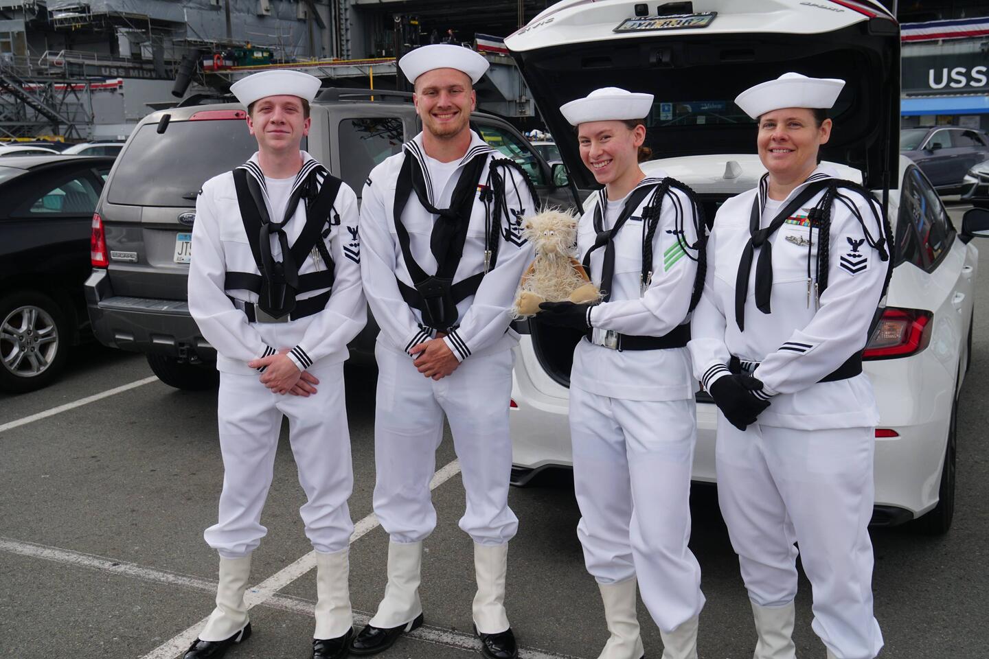 Die Jungs hatten sich gerade zu einer Zeremonie für das "In Rente gehen" ihres Chief fertig gemacht