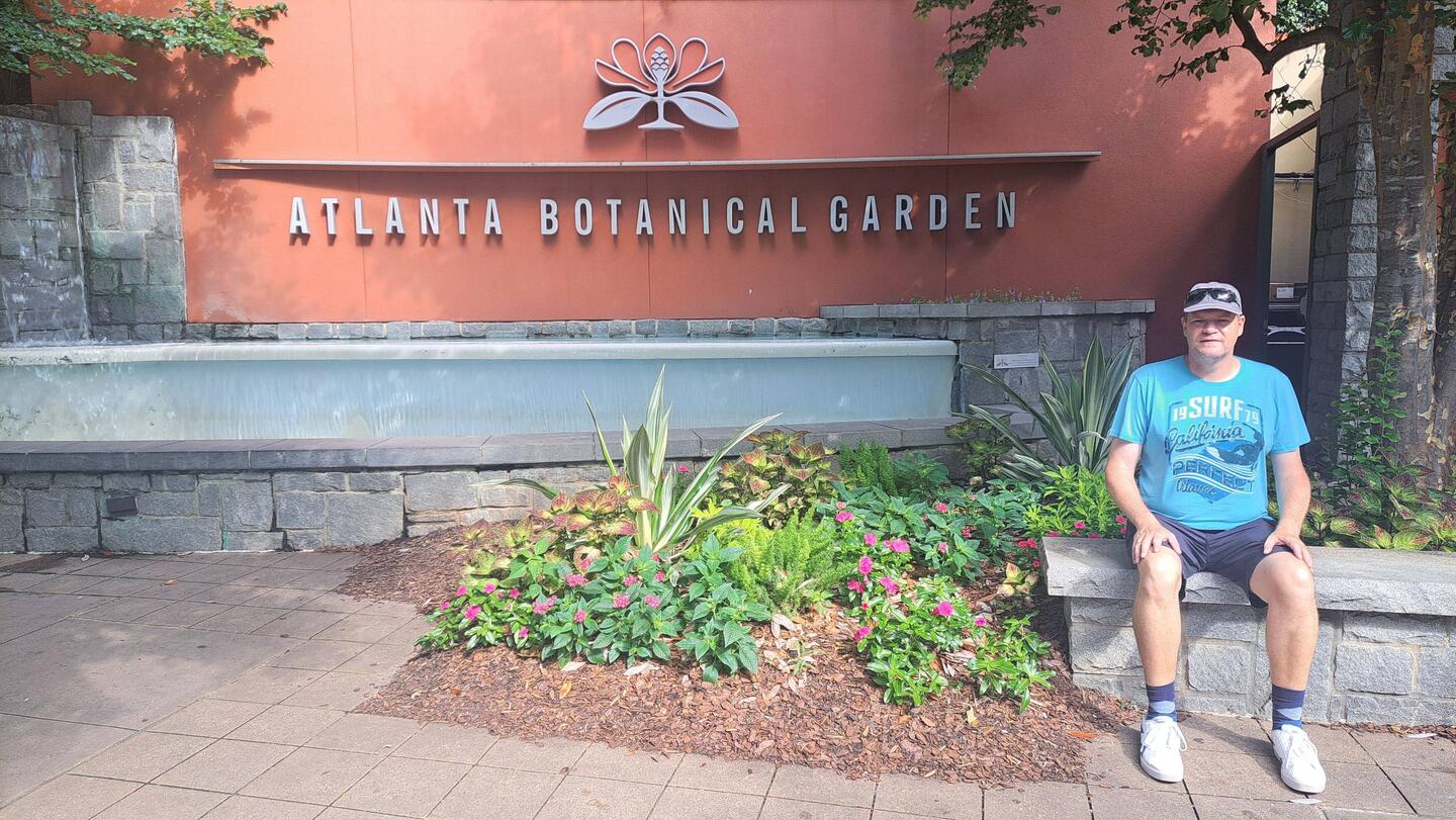 Am Eingang zum Botanischen Garten.