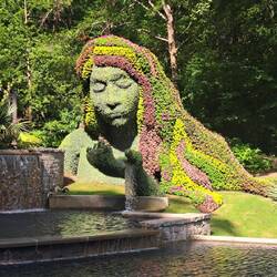 Das ist eine dauerhafte Skulptur, die immer zum Thema bepflanzt wird (ja, das sind alles Pflanzen!).