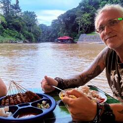 Le soir nous profitons de bons petits plats en bord de la rivière Tahan, tellement agréable
