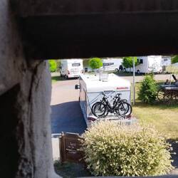 Blick auf unser 🚐 vom Restaurant