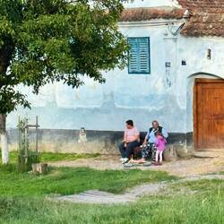 Viele Einheimische sitzen in der Sonne und warten.