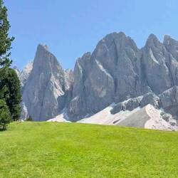 A video view of the mountains and nearby meadow