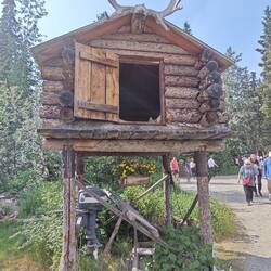 Auf Stelzen werden die Vorräte gelagert