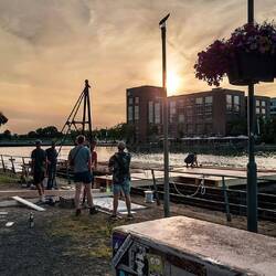 Die Badeplattform wird gebaut