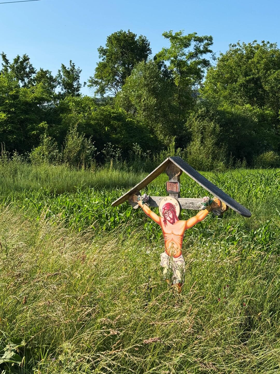 Am Dorfeingang wieder das typische Kreuz.
