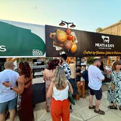 Arbeitsteilung - ich Wein, Max Essen 😬