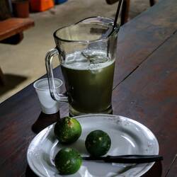 Refreshing: sugar cane juice with ice and lemon.