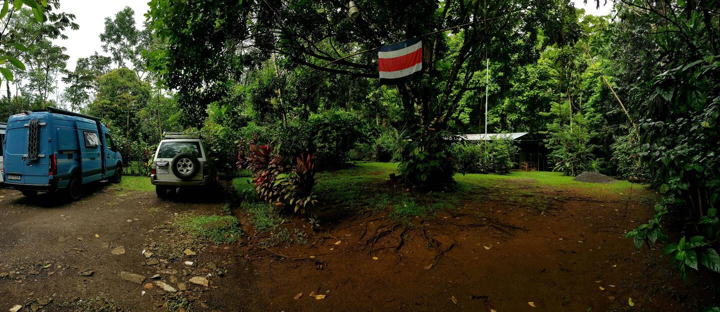The parking lot and the house with the camping facilities.