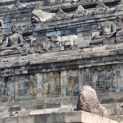 In jeder Ebene meditiert der Buddha in einer anderen Haltung