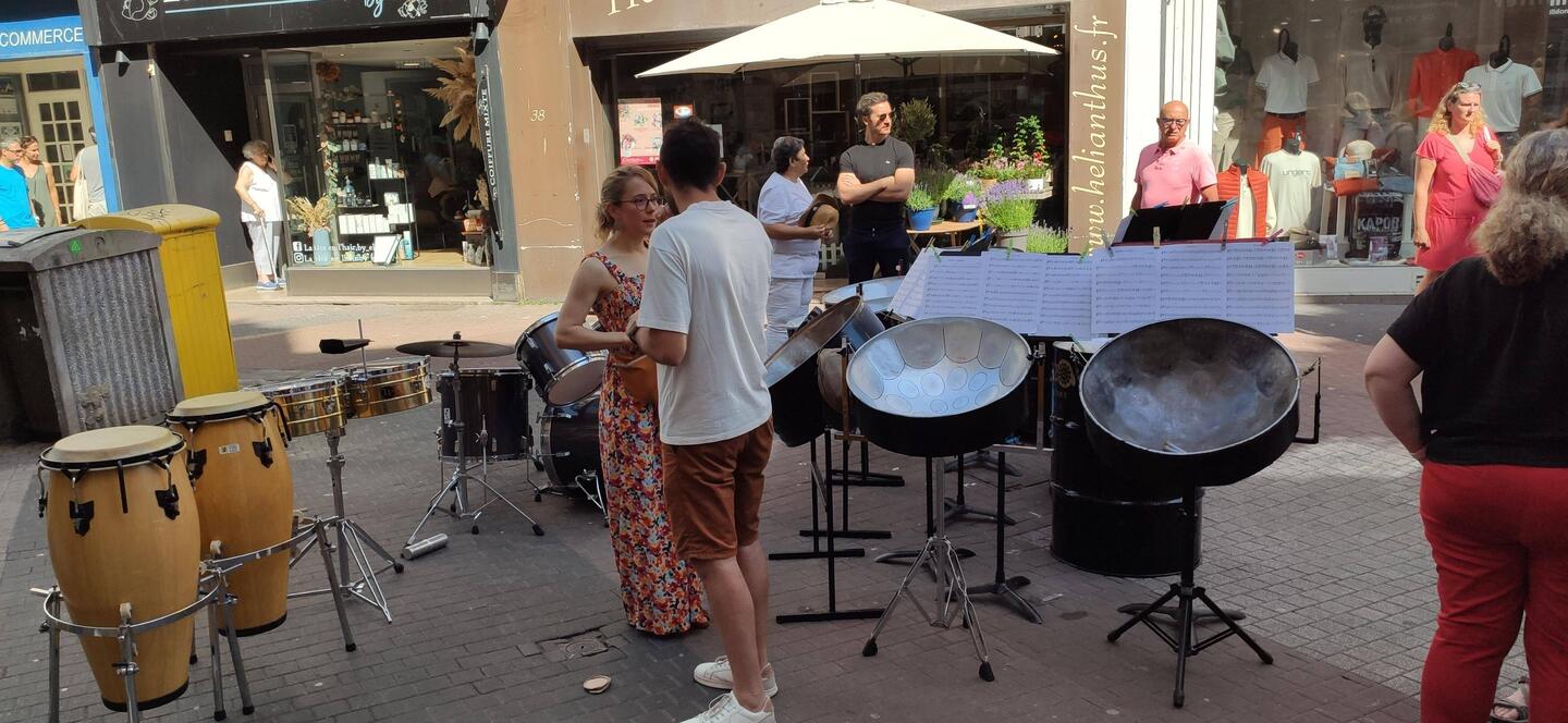 Trommler heizen den Marktbesuchern ein