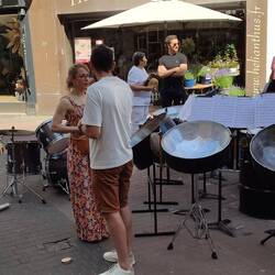 Trommler heizen den Marktbesuchern ein