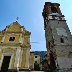 Vaste prik in Piemonte. Een oude toren is stadspoort én tegelijk ook klokkentoren voor de kerk.