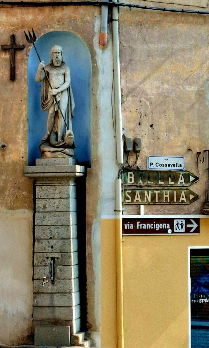 In Bollengo staat neptunus op de hoek van de straat.
