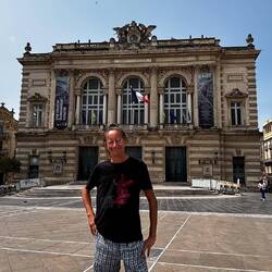 Komödiant auf dem Place de la Comédie