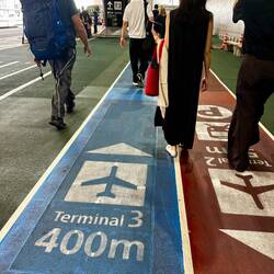 Cooler Flughafen, alles mit Laufbahnen ausgestattet