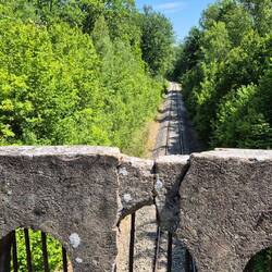 1km weiter mussten wir auf diesen Schienen laufen