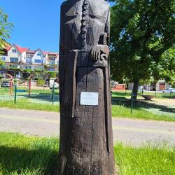 Den Weg der See-Promenade zieren 19 Holzskulpturen der poln. Könige vom 10.- Ende 17.Jhd.