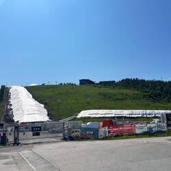 Ein Skigebiet im Sommer. Ob man da über die Planen auch jetzt Ski fahren kann?