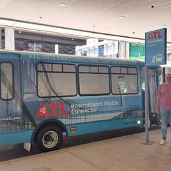 Ab in den Busshuttle zum Internationalen Terminal.